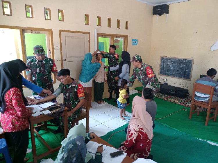 Babinsa Dampingi Petugas Nakes Berikan Layanan Posyandu Balita