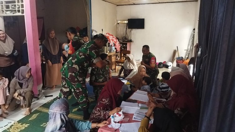 Babinsa Koramil 04 Karangkobar Ikut Membantu Kegiatan Posyandu Balita