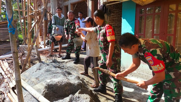 Danramil 11 Punggelan  Dampingi Perbaikan RTLH di Wilayah Binaan