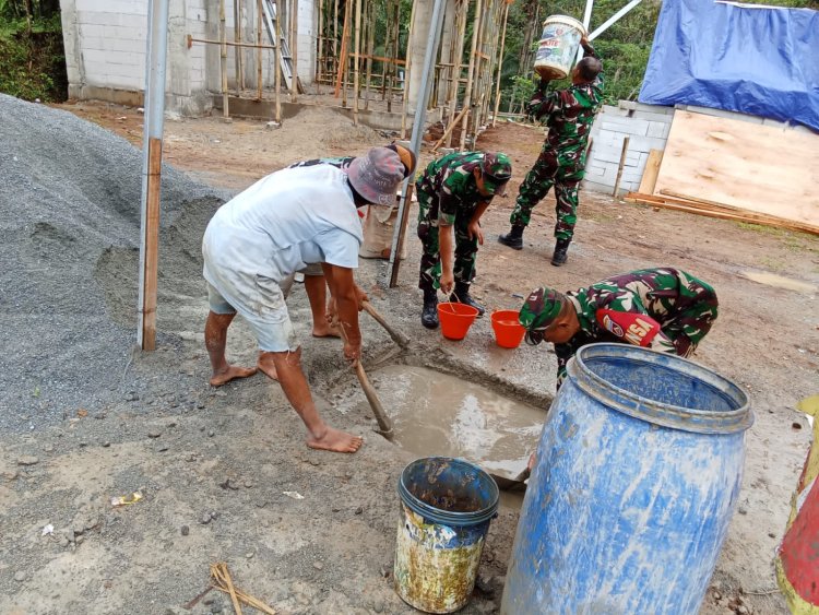 Babinsa Koramil Banjarmangu Bantu Warga Bangun RTLH