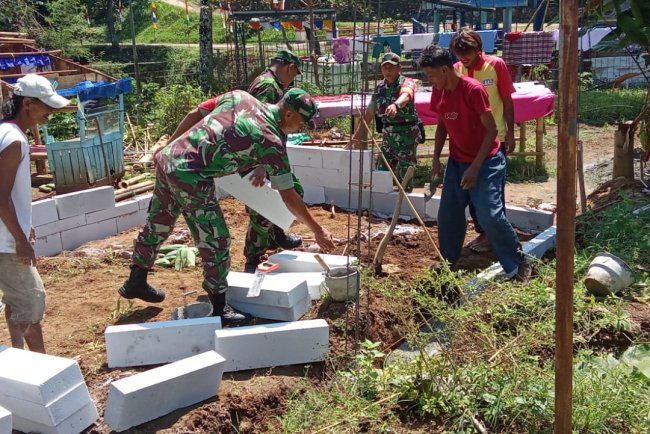 Anggota Koramil 01 Banjarnegara Bantu Warga Renovasi Rumah Tidak Layak Huni
