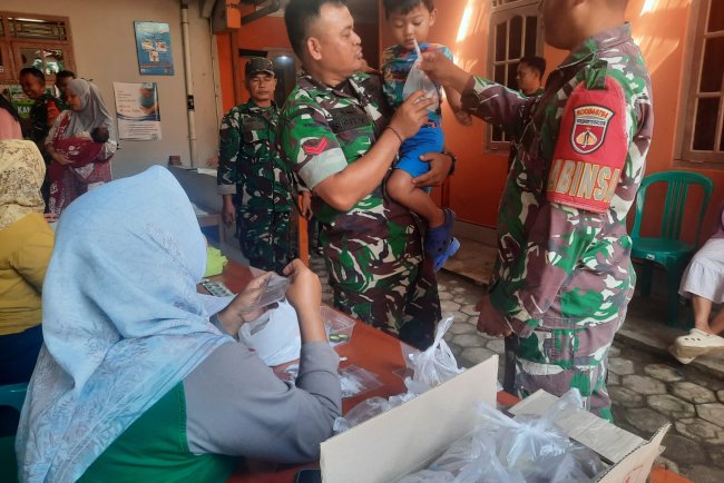 Posyandu Lestari 1 Desa Medayu Babinsa Koramil 03/Wanadadi Dampingi Layanan Kesehatan Balita