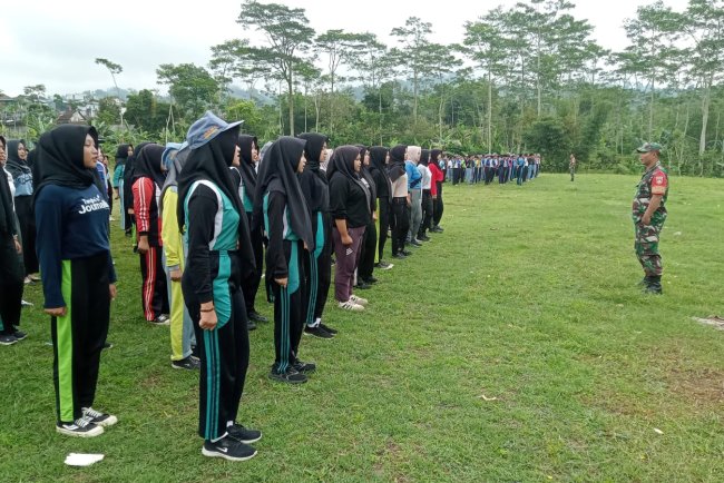 Bentuk Karakter Dan Disiplin Siswa  Babinsa Berikan Materi PBB Pada Siswa Siswi SMK Ma'arif NU 1  Karangkobar