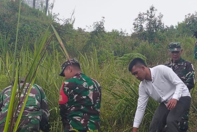 Anggota Koramil 17 Wanayasa Tanam pohon keras bersama komunitas peduli alam
