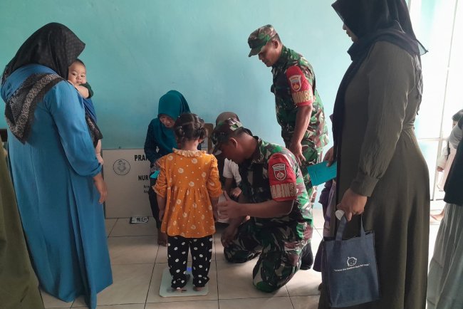 Wujudkan Balita Sehat,Babinsa Bersama Bidan Desa Melaksanakan Kegiatan Posyandu Balita