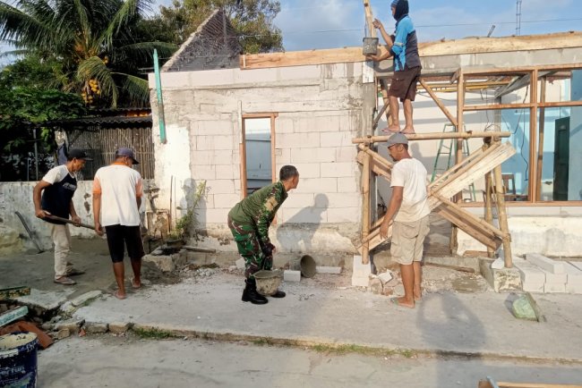 TNI dan Warga Gotong Royong Rehabilitasi Rumah Buruh Harian di Purwanegara