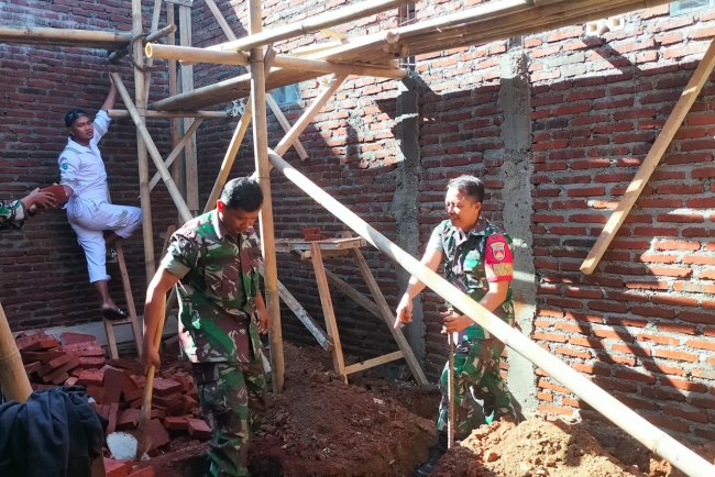Danramil 11 Punggelan  Dampingi Perbaikan RTLH di Wilayah Binaan