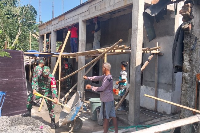 Sinergi TNI Bersama Rakyat Danramil Beserta Babinsa Bantu Bangun Rumah Warga