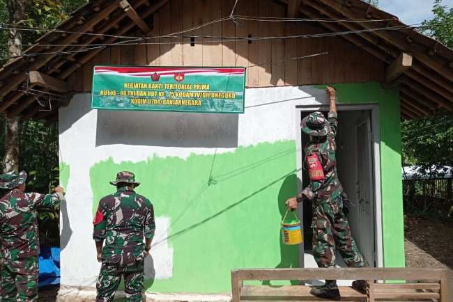 Semangat Kebersamaan TNI dan Warga Rehabilitasi Mushola di Pagedongan