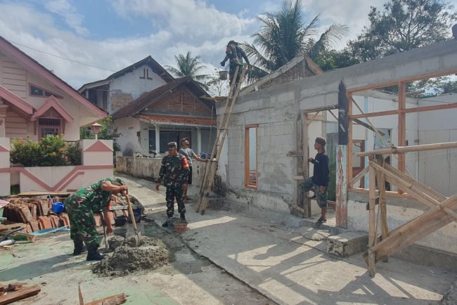 TNI dan Warga Gotong Royong Bangun Rumah Buruh Harian di Purwanegara