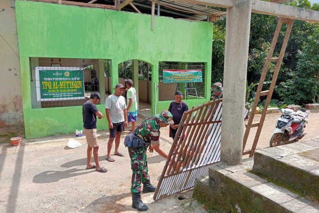 TNI dan Warga Gotong Royong Perbaiki Sekolah TPQ di Pagedongan