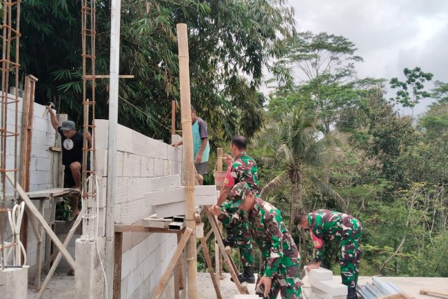 Babinsa Koramil Banjarmangu Bantu Warga Bangun RTLH