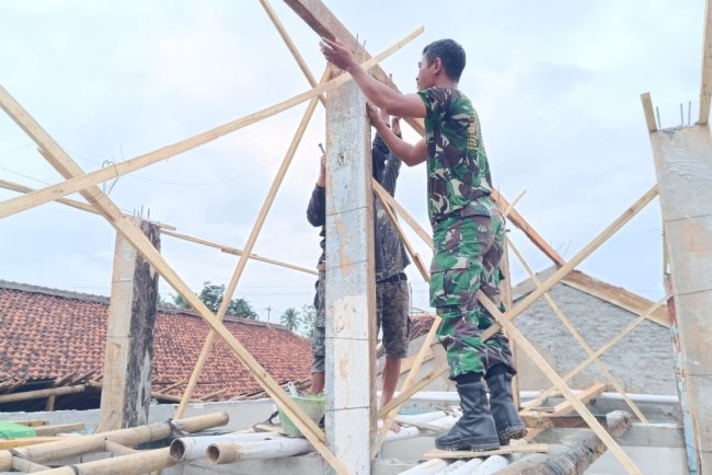 Gotong Royong TNI dan Warga Wujudkan Rumah Layak untuk Suratman