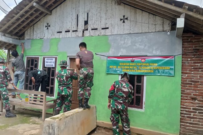 TNI dan Warga Perbaiki Posyandu Wujud Kepedulian pada Kesehatan Ibu dan Anak