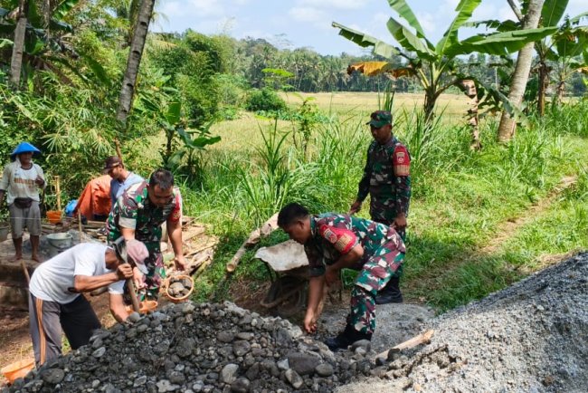 Babinsa Karya Bakti Pembangunan Irigasi Perpompaan Bersama Kelompok Tani Marsudi Tani