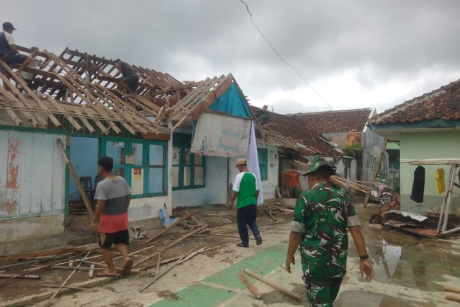 Koramil 08 Purwanegara Bantu Pembangunan Rumah Tidak Layak Huni