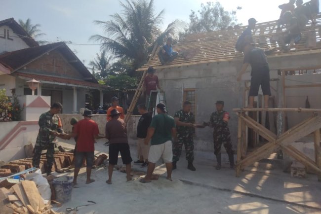 Gotong Royong Warga dan TNI Pemasangan Genteng