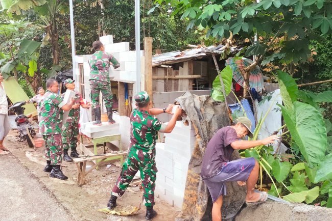 Danramil 11 Punggelan membantu pembangunan RTLH di Kecamatan Punggelan
