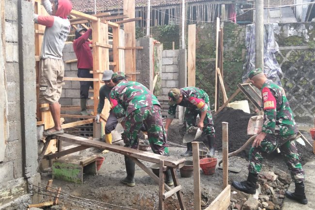 Dukung Program Unggulan Kasad Koramil 16 Pejawaran Melaksanakan Kerja Bakti Pembangunan Rumah Tidak Layak Huni