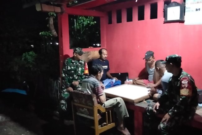 Bersama Dengan Tokoh Masyarakat Babinsa Aktif Dalam Kegiatan Siskamling