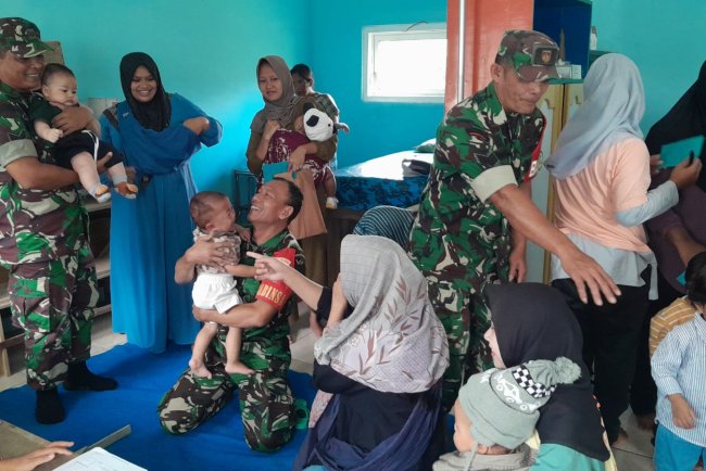 Babinsa Bantu Nakes Pada Kegiatan Posyandu Balita