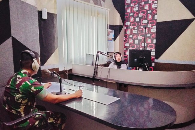 Dandim Banjarnegara Ajak Pemuda Daftar TNI Lewat Podcast Radio