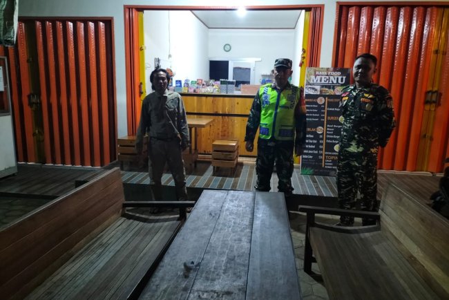 Patroli Bersama Babinsa Ramil 15 Rakit dan Organisasi Masyarakat Dalam  Rangka Menjaga Keamanan Wilayah