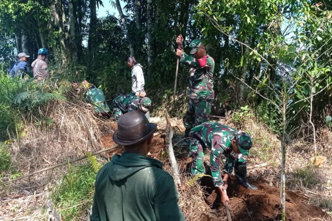 Danramil 06 Kalibening Membantu Petani Dalam Pemasangan Pipa Air