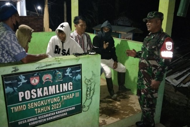 Menjaga Keamanan Lingkungan Babinsa Koramil 04 Karangkobar Melaksanakan Patroli Siskamling