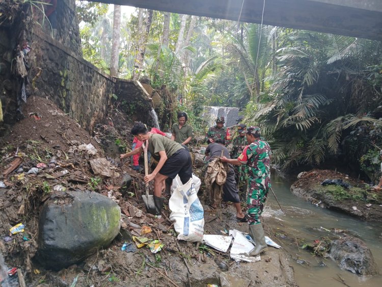 TNI Bersama Warga Bersihkan Sungai di Desa Bantarwaru