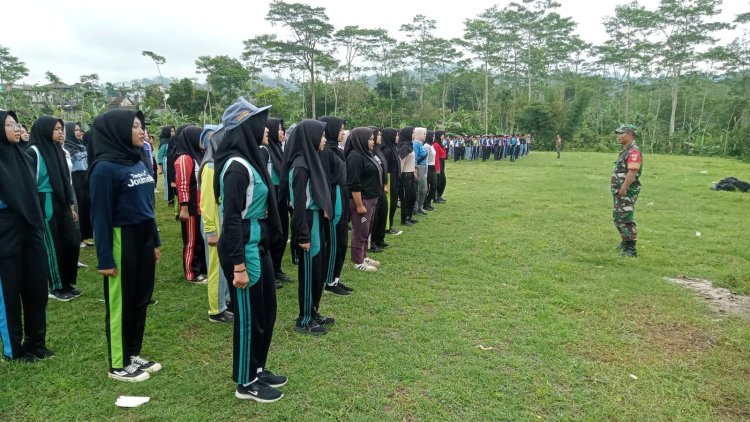 Bentuk Karakter Dan Disiplin Siswa  Babinsa Berikan Materi PBB Pada Siswa Siswi SMK Ma'arif NU 1  Karangkobar
