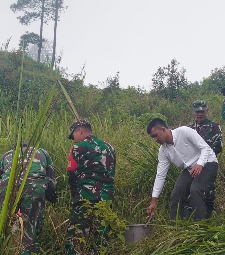 Anggota Koramil 17 Wanayasa Tanam pohon keras bersama komunitas peduli alam