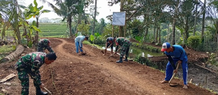 Gotong Royong TNI dan Warga Wujudkan Jalan Usaha Tani di Kutawuluh
