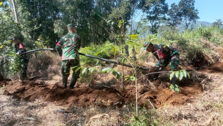 Danramil 06 Kalibening Bantu Poktan Sumber Rahayu Desa Karanganyar Kerja Bhakti Program Pipanisasi