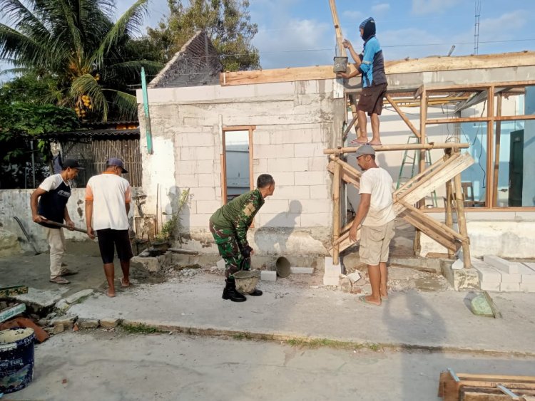 TNI dan Warga Gotong Royong Rehabilitasi Rumah Buruh Harian di Purwanegara