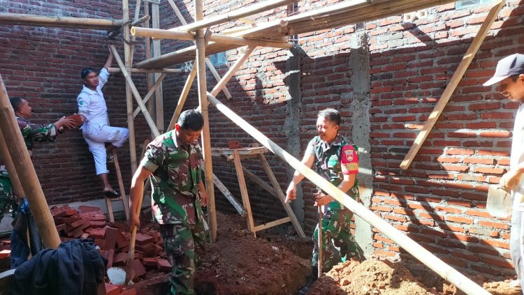 Danramil 11 Punggelan  Dampingi Perbaikan RTLH di Wilayah Binaan