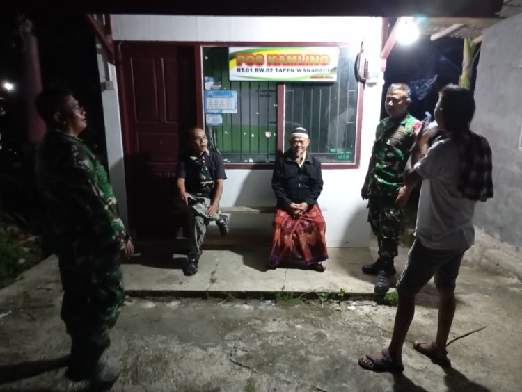Bersama Tokoh Masyarakat Babinsa Koramil 03 Wanadadi Gelar Patroli Malam Di Poskamling Warga Di Desa Tapen