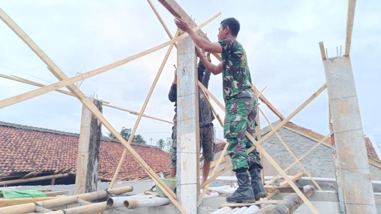 Gotong Royong TNI dan Warga Wujudkan Rumah Layak untuk Suratman