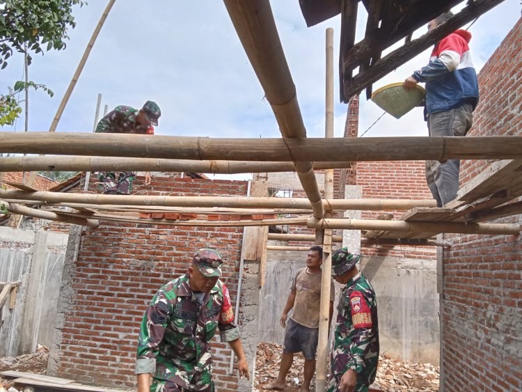 Babinsa Koramil Banjarmangu Bantu Warga Bangun RTLH