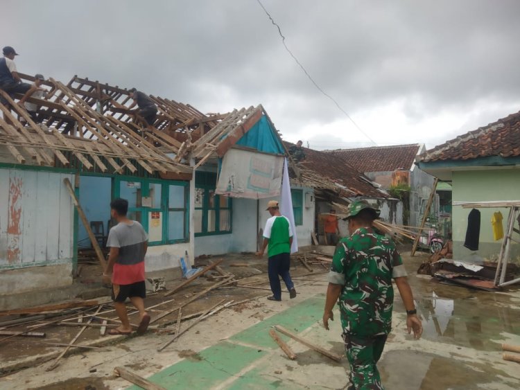 Koramil 08 Purwanegara Bantu Pembangunan Rumah Tidak Layak Huni