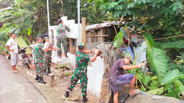 Danramil 11 Punggelan membantu pembangunan RTLH di Kecamatan Punggelan
