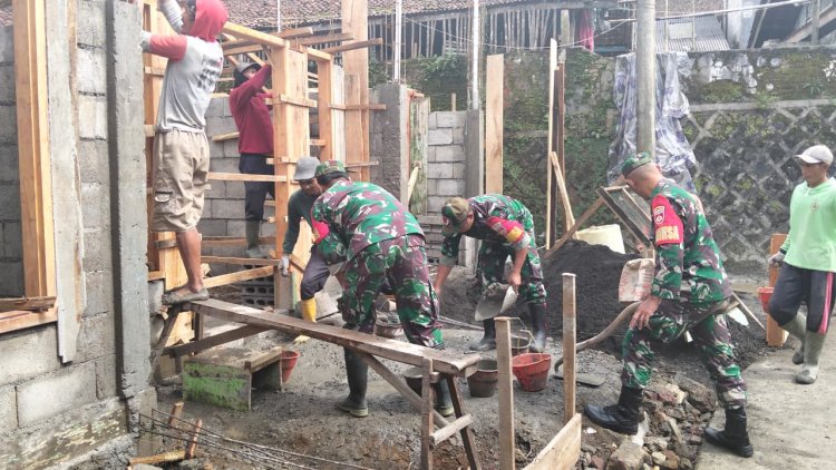 Dukung Program Unggulan Kasad Koramil 16 Pejawaran Melaksanakan Kerja Bakti Pembangunan Rumah Tidak Layak Huni