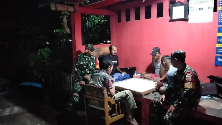 Bersama Dengan Tokoh Masyarakat Babinsa Aktif Dalam Kegiatan Siskamling