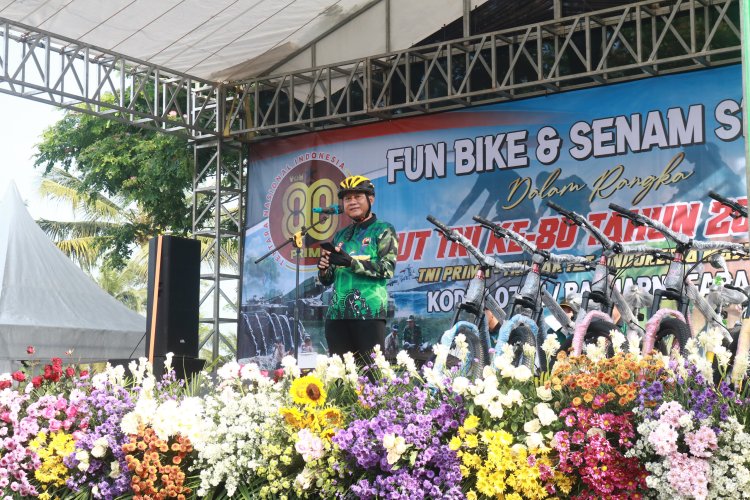 Kebersamaan TNI dan Rakyat Banjarnegara di Fun Bike HUT TNI