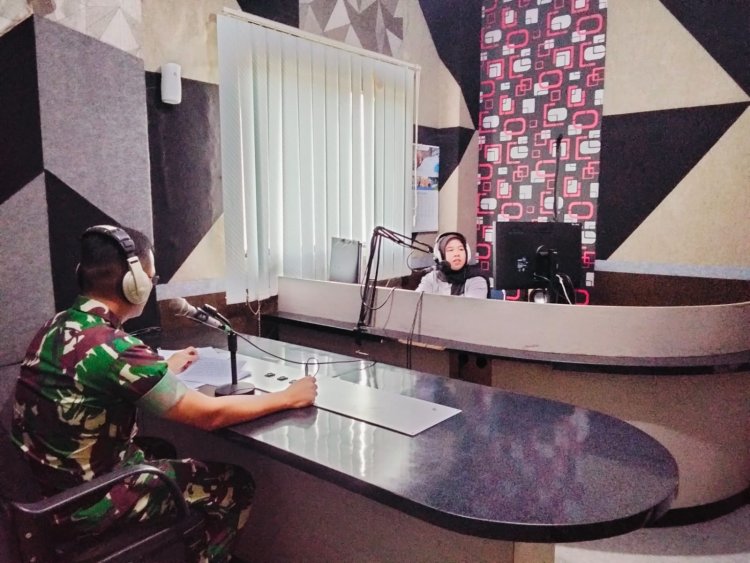 Dandim Banjarnegara Ajak Pemuda Daftar TNI Lewat Podcast Radio