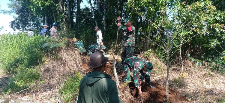 Danramil 06 Kalibening Membantu Petani Dalam Pemasangan Pipa Air