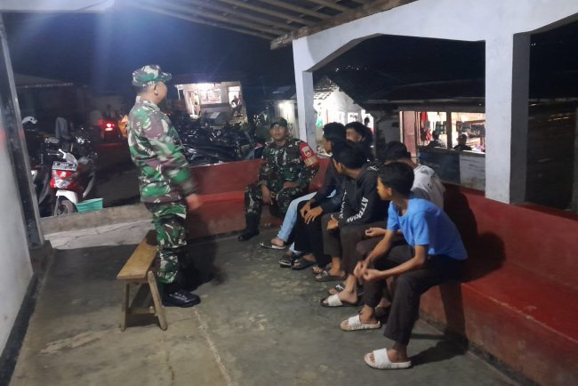 Wujud Nyata Kepedulian Dalam Menciptakan Keamanan Lingkungan Babinsa Koramil 17 Wanayasa melaksanakan Patroli Malam