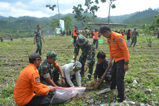 Penghijauan Anggota Koramil 18 Pagentan Tanam pohon keras bersama komunitas peduli alam