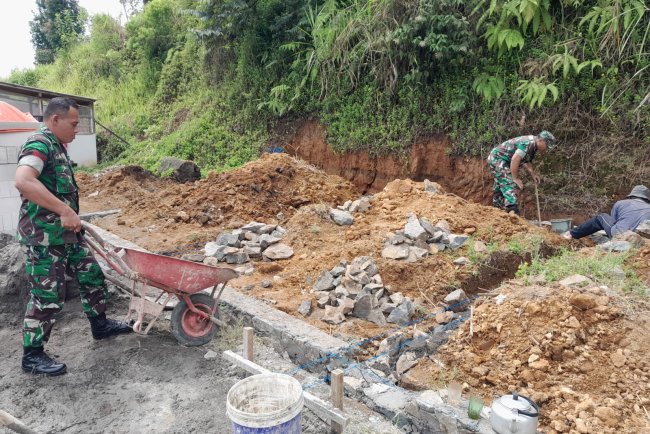 Bantu Bangun Kios Warga Ucapkan Terimakasih Babinsa Yang Selalu Hadir Untuk Membantu Masyarakat