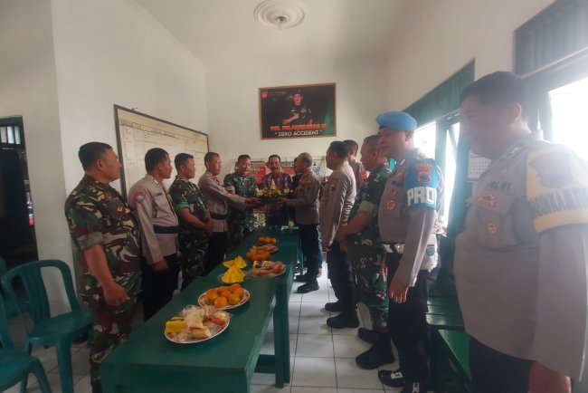 Kejutan Ucapan Ulang Tahun TNI Dari Jajaran Polsek Banjarnegara Ke Koramil 01 Banjarnegara